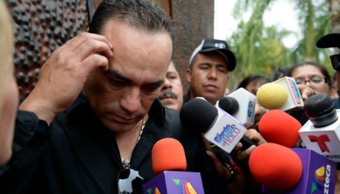 Federico Figueroa habla con la prensa durante el funeral de su hermano, el cantante mexicano Joan Sebastian, frente a la casa de éste en Teacalco, México, el martes 14 de julio de 2015. A Sebastian, que murió el 13 de julio de los 64 años, se le conocía por canciones de amor como "Tatuajes" y "Secreto de Amor". Ganó cuatro premios Grammy y siete Latin Grammy durante su carrera. (Foto AP/Tony Rivera)