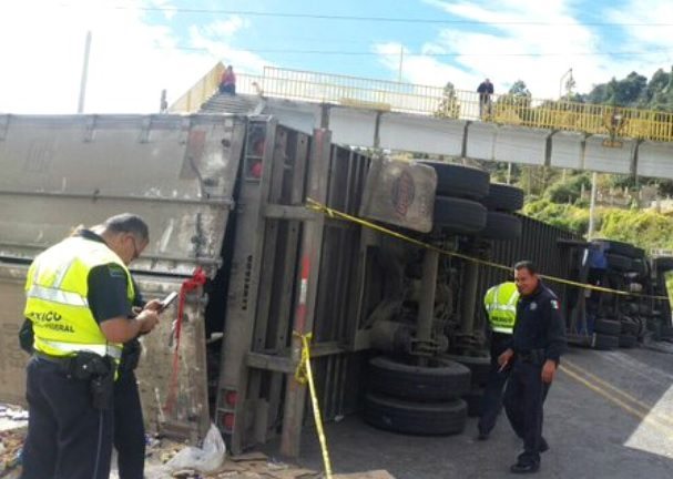 Tráiler-cargado-de-galletas-Naucalpan-Toluca