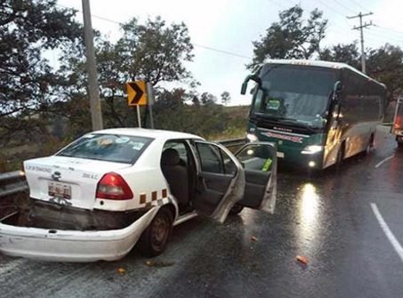 camión-flecha-roja-taxi-autos