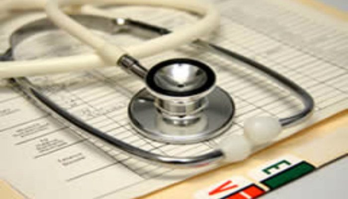 las-personas-deben-cuidar-mantener-su-antiguedad-en-los-seguros-de-gastos-medicos-dreamstime-700x400