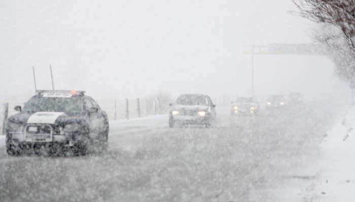 CIUDAD JUÁREZ, CHIHUAHUA, 03ENERO2013.-  Ante la intensa caída de nieve que se han presentado en varias regiones del estado, el Gobernador, César Duarte Jáquez dio a conocer que autoridades estatales mantienen en alerta con el fin de evitar accidentes. Se reliza también un operativo especial en las carreteras, con la intensión de salvaguardar la integridad de los automovilistas. FOTO: NACHO RUÍZ / CUARTOSCURO.COM