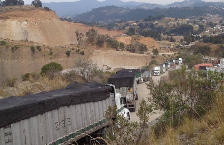 2 Filas de camiones en Xonacatlán. FOTO DE REBECA JIMÉNEZ