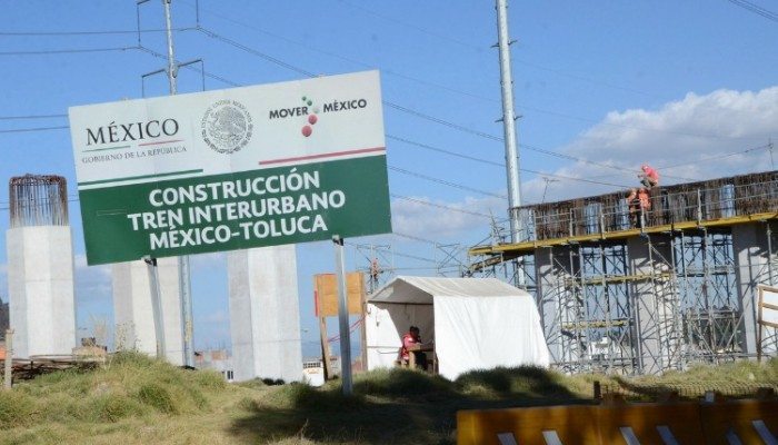 Toluca, Méx.- Aspectos de la obra de construcción del Tren Interurbano México-Toluca, que se realiza sobre avenida las Torre. Agencia MVT / José Hernández