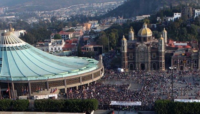 G12121106.JPG MÉXICO, D.F.-Pilgrimage/Peregrinación-Basílica. Aspecto de la Basílica de Guadalupe donde peregrinos provenientes de diversas regiones del país se dan cita para conmemorar el 480 aniversario de la virgen morena. EGV. Foto: Agencia EL UNIVERSAL/Fernando Ramírez.