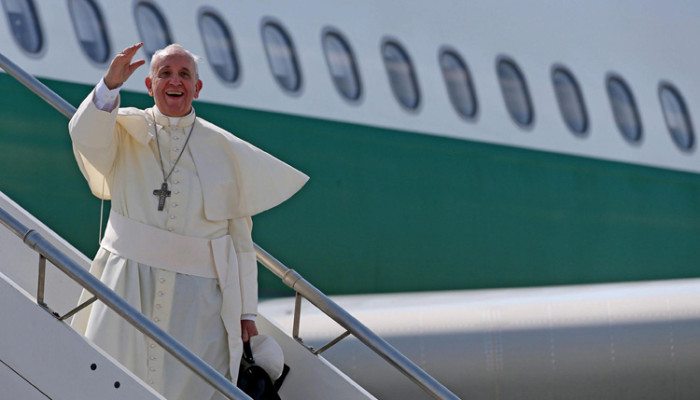 ROMA (ITALIA), 13/08/2014.- El papa Francisco embarca en su avión en el aeropuerto Fiumicino de Roma, Italia, hoy, miércoles 13 de agosto de 2014. El papa emprende hoy su visita a Corea del Sur, en el que será su tercer viaje internacional tras Brasil y Tierra Santa, y en el que llevará su interés en la evangelización de Asía y su deseo para la reconciliación de la península. El pontífice llegará a Seúl el 14 agosto y tras celebrar una misa en la nunciatura de la capital coreana, donde se alojará, se trasladará a la sede de la presidencia para reunirse con las autoridades y con la presidenta surcoreana, Park Geun-hye. EFE/ALESSANDRO DI MEO