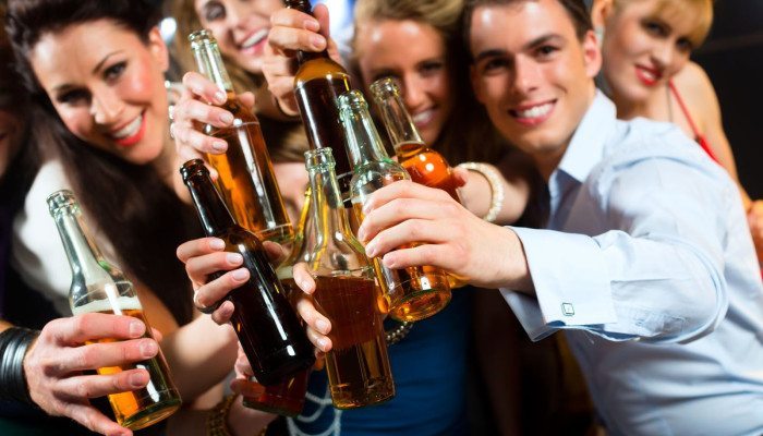 hombres_y_mujeres_bebiendo_2015_08_02-700x400