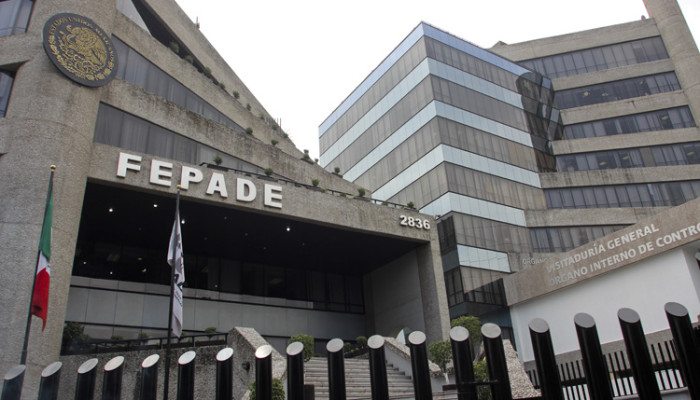 MÉXICO, D.F., 17JULIO2012.- Integrantes del PRD del Estado de México, se manifestaron frente a las instalaciones de la Fiscalia Especializada para la Atención de Delitos Electorales, para hablar con la titular de la FEPADE. Los inconformes piden que dicha autoridad se haga cargo de los 72 paquetes electorales que fueron violentados en el distrito de Ciudad Nezahualcoyotl y determinen si habo delitos en las urnas que fueron abiertas y remarcadas a favor del PRI. FOTO: SAÚL LÓPEZ /CUARTOSCURO.COM