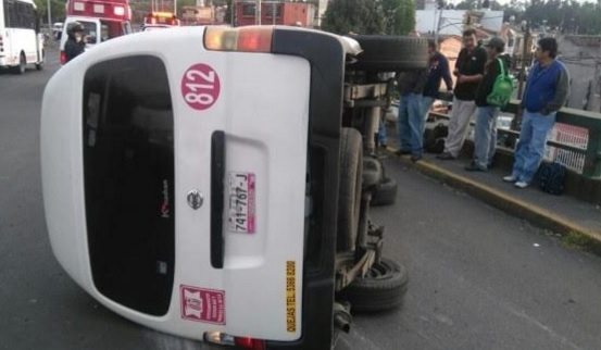 Volcadura-transporte-de-pasajeros-Naucalpan