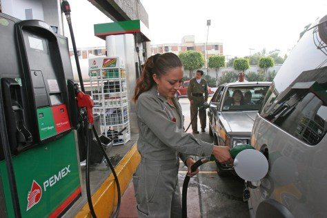 G2712921.JPG MEXICO, D.F., Gasolina-Aumento.-  Por segunda semana consecutiva el gobierno federal decidió aumentar el precio de la gasolina Magna. Foto archivo Agencia EL UNIVERSAL.