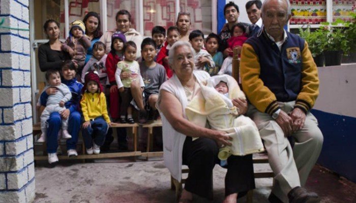 un-hogar-de-tipo-familiar-en-la-ciudad-de-mxico-integrada-por-padre-madre-hijos-abuelos-y-nietos