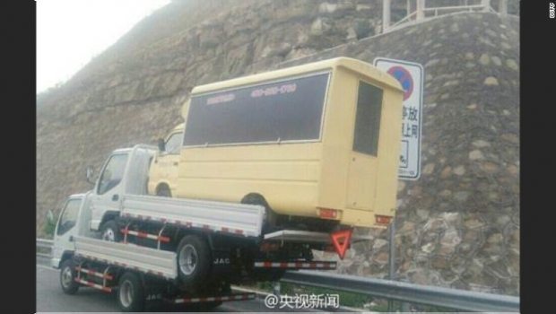 1656_torre-de-camionetas-en-china_620x350