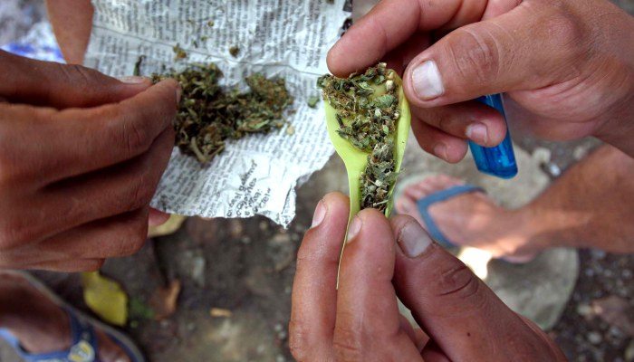 G14081043. JPG MÉXICO, D.F. México-Adicciones.- El consumo de drogas, alcohol y tabaco en los centros laborales de México va en aumento. Tan sólo en la industria manufacturera se detectó que de mil trabajadores 60% era adicto, de acuerdo con información de la Confederación de Trabajadores de México (CTM). RML. Foto: Archivo Agencia EL UNIVERSAL