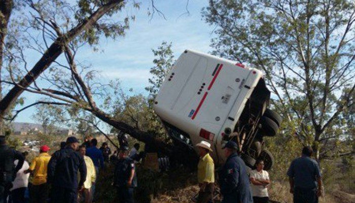 vuelca-autobus-de-polis_-450x300