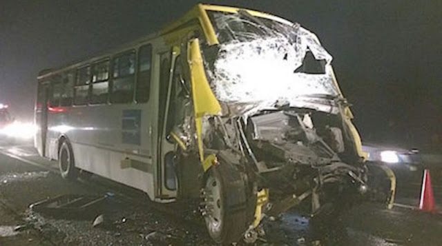 Autobús-de-pasajeros-viajes-en-camiones