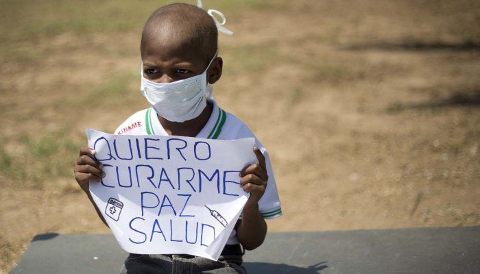 oliver-protesta-salud-medicamentos