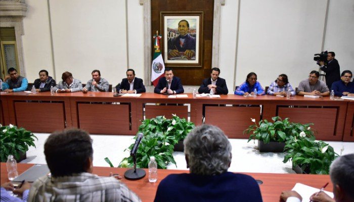 OSORIO CHONG SE REÚNE CON MAESTROS DEL CNTE