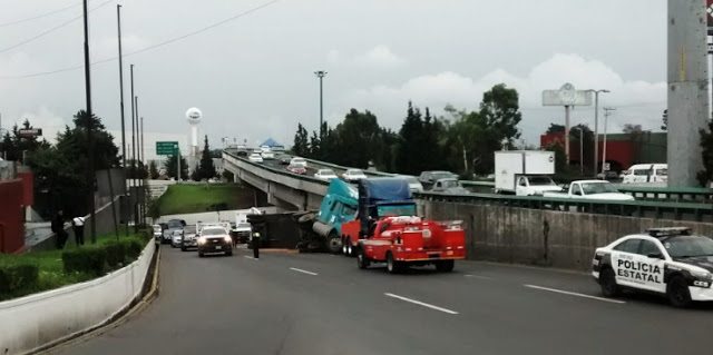 Tráiler-cargamento-Paseo-Tollocan-volcadura-2