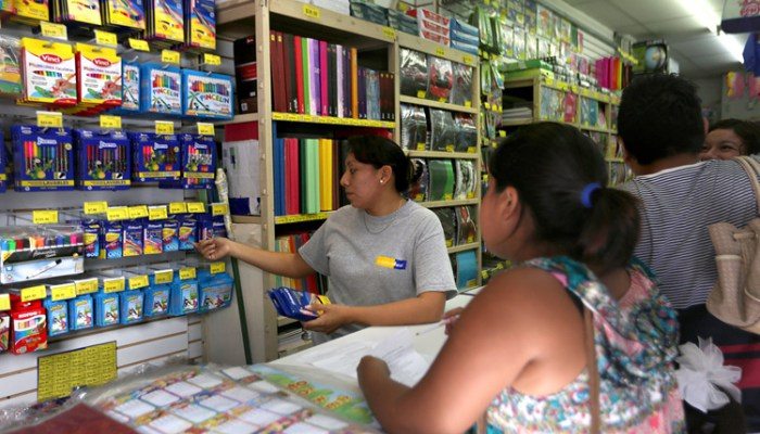 60811111. Mérida, 11 Ago 2016. (Notimex-Hugo Borges).- En papelerías y tiendas departamentales se registra un incremento de ventas de útiles escolares por el regreso a clases, donde muchos aprovechan estos días para hacer las compras en una sola ocasión. NOTIMEX/FOTO/HUGO BORGES/FRE/EBF/