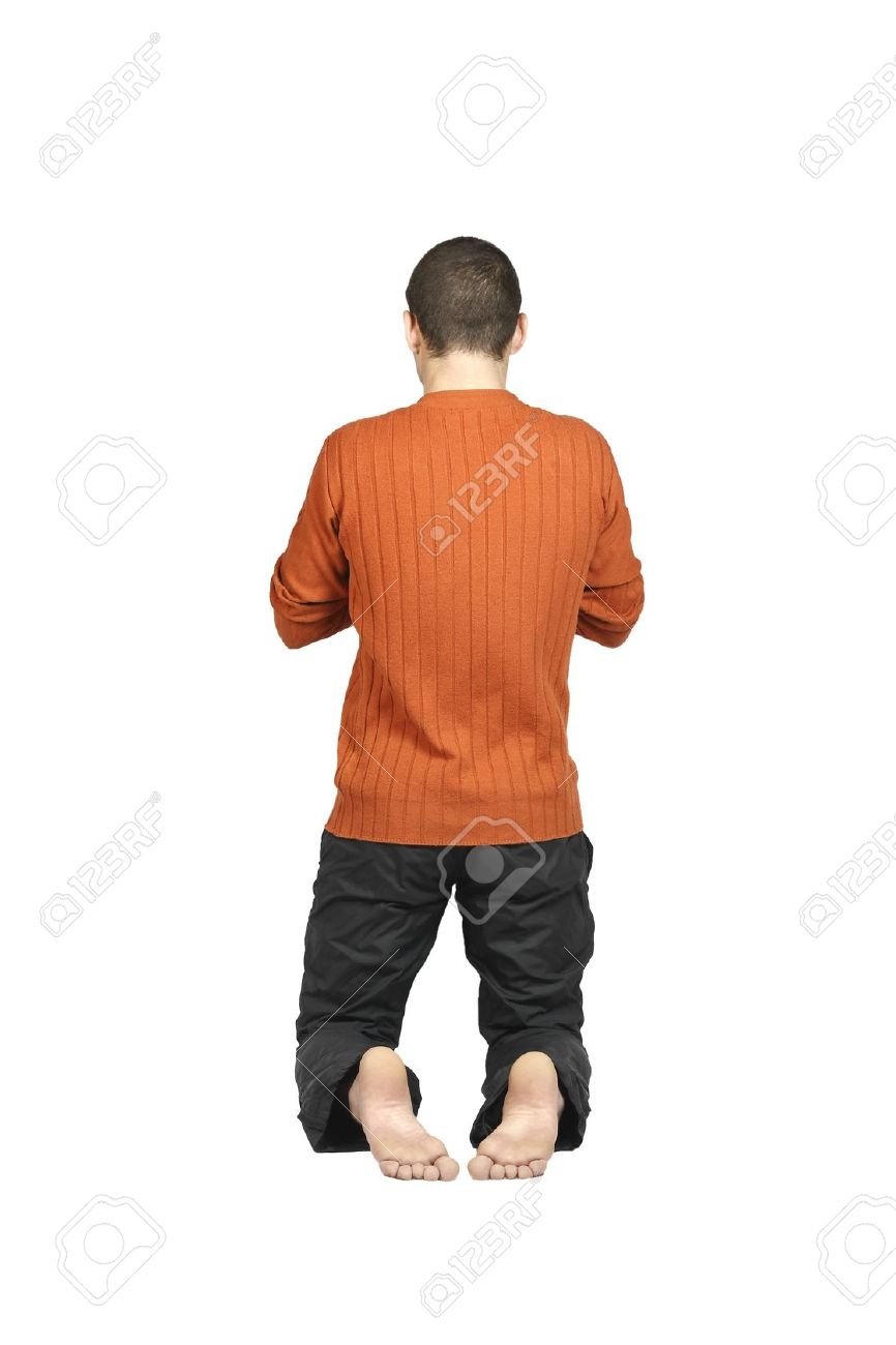 8352428-un-hombre-arrodillado-con-su-espalda-aislado-en-un-fondo-blanco-Foto-de-archivo