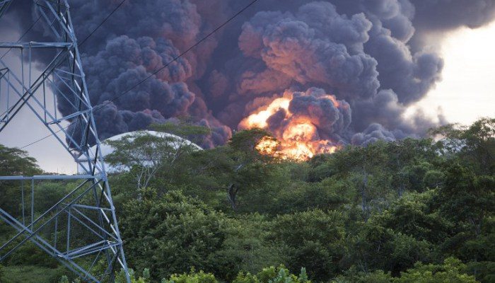View of the explosion of a second fuel storage tank at the Puma Energy plant in Puerto Sandino, 70 km northwest of Managua, on August 18, 2016. The fire started on the eve, after a tank with a storage capacity of 144,000 barrels of fuel exploded in the afternoon. / AFP PHOTO / Alfredo Zuniga