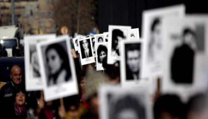 Agrupaciones de Familiares de Detenidos Desaparecidos y Ejecutados Políticos caminaron en silencio alrededor de La Moneda