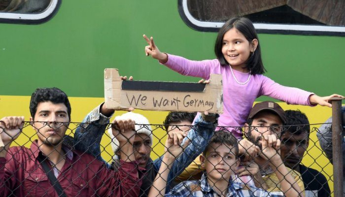 un-pequeno-cartel-expresa-el-deseo-de-los-refugiados-de_970_603_1275129