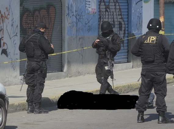 NEZAHUALCÓYOTL, ESTADO DE MÉXICO, 06ENERO2014.- Una persona de sexo masculino  fue asesinado y posteriormente hallado embolsado en la calle de alta tensión y  Aeropuerto en la colonia Ciudad Lago. FOTO: LUIS CARBAYO /CUARTOSCURO.COM