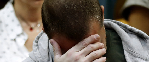 GRA019. MADRID, 18/10/2016.- Antonio Ortiz, el presunto pederasta de Ciudad Lineal, al inicio del juicio contra él hoy en la Audiencia Provincial de Madrid acusado de secuestrar y abusar sexualmente de cuatro niñas, de entre cinco y nueve años, entre 2013 y 2014 y que se enfrenta a penas de hasta 126 años de prisión. El caso mantuvo en vilo a los madrileños durante un año, pero también a la Policía, que desplegó un gran operativo ante la alerta social que generó el que llegó a ser denominado "el enemigo público número uno" hasta que fue detenido el 24 de septiembre de 2014 en Santander, donde se atrincheró en casa de unos familiares más de un mes. Desde entonces ha permanecido en prisión. EFE/Chema Moya