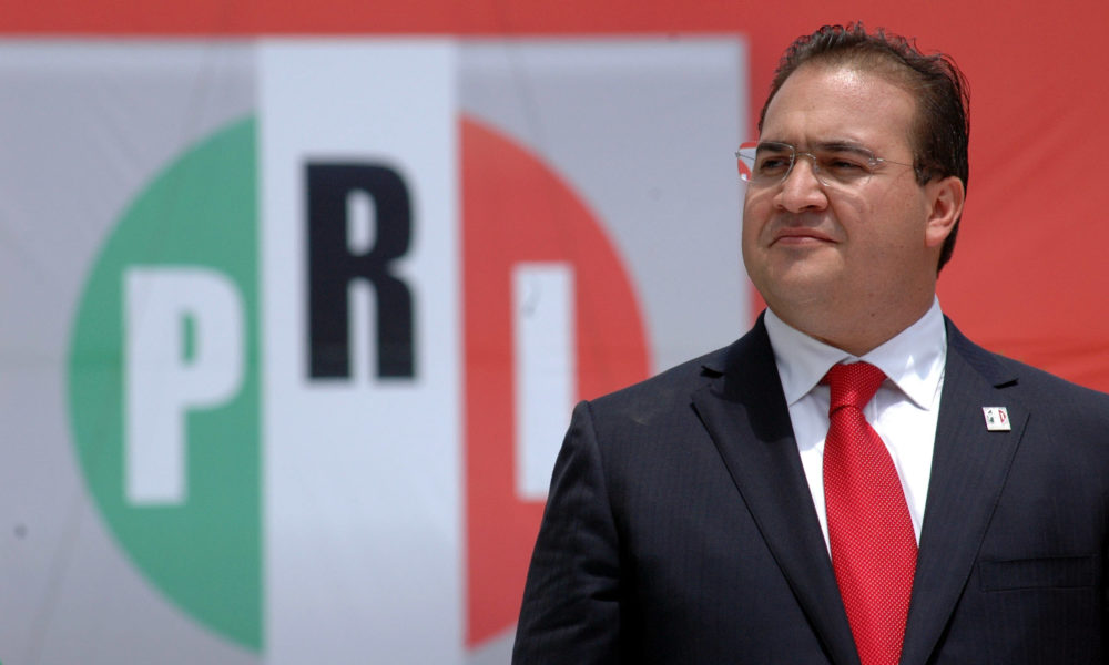 XALAPA, VERACRUZ, 17ABRIL2010.- Este medio da Javier Duarte de Ochoa, rindi protesta como candidato a gobernador del estado de Veracruz por el Partido Revolucionario Institucional (PRI),  en el estadio "Jalapeo" de la ciudad de Xalapa.  FOTO: JOS CANDELARIO/CUARTOSCURO.COM