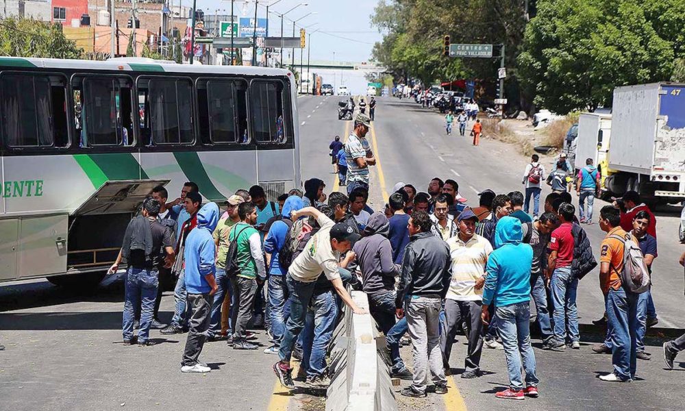 Mas de 60 normalistas bloquearon con autobuses  la salida Patzcuaro por algunas horas, esto para exigir el pago de becas pendientes, gastos de alimentación para los de la Normal de Tiripetío e infraestructura. 19 de mar del 2015. foto Ignacio Juárez